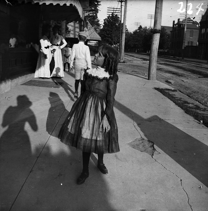 Niña en una calle, San Luis, Misuri, 1900