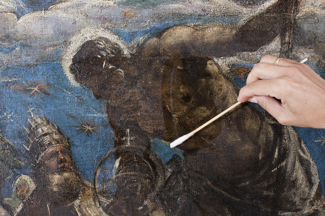 Detalle del proceso de limpieza de la obra "El Paraíso", de Tintoretto
