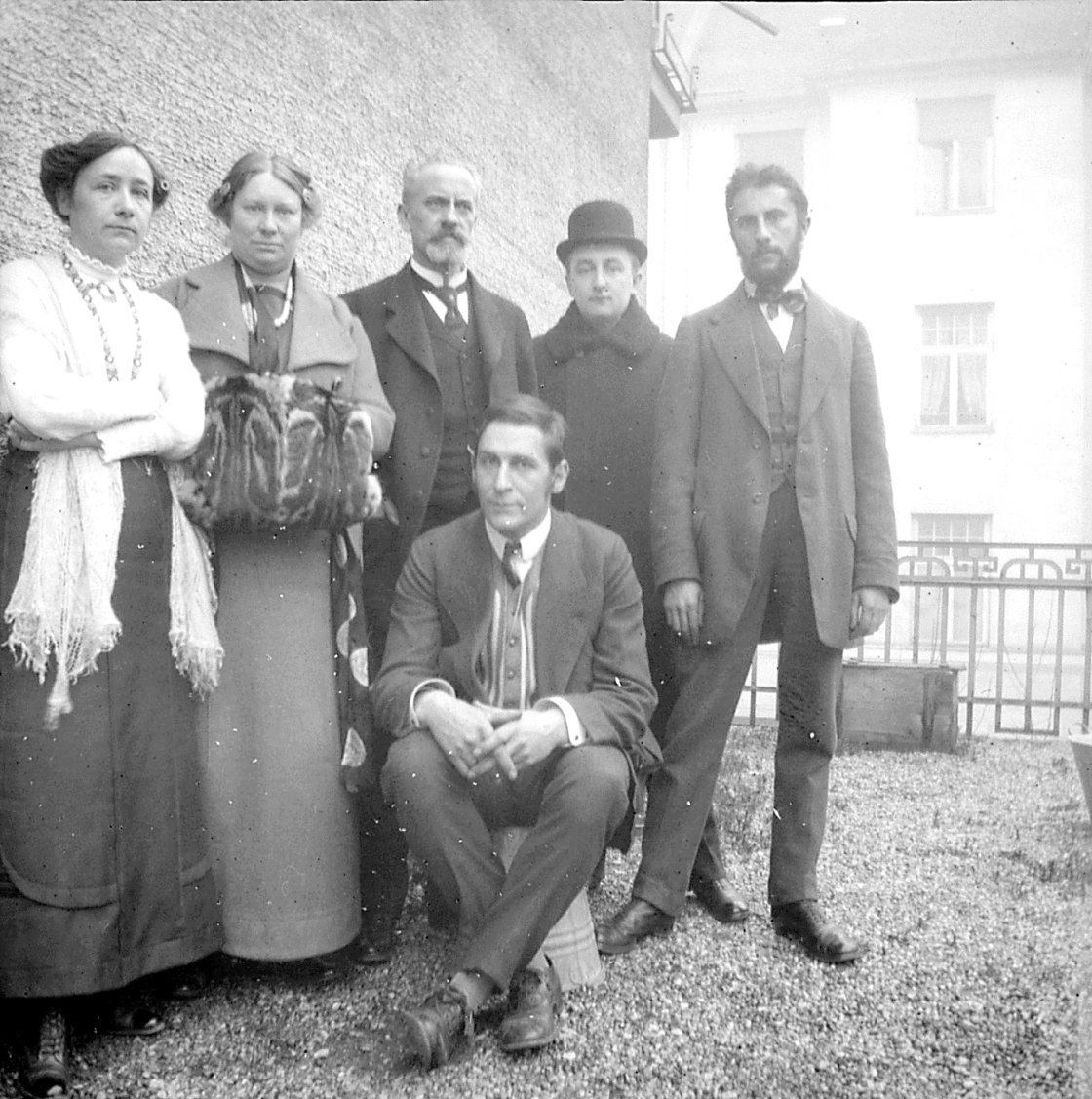 Members of The Blue Rider on the balcony of Ainmillerstraße 36 in Munich 