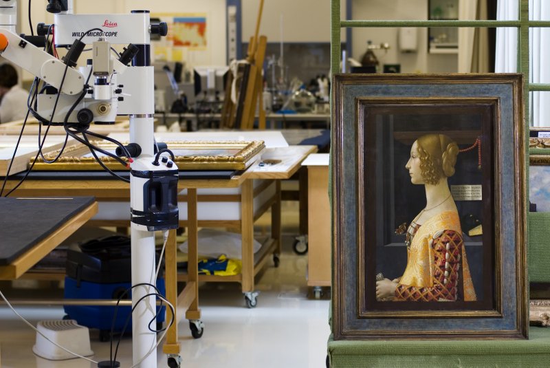 La obra de Ghirlandaio "Retrato de Giovanna Tornabuoni", en el taller de restauración