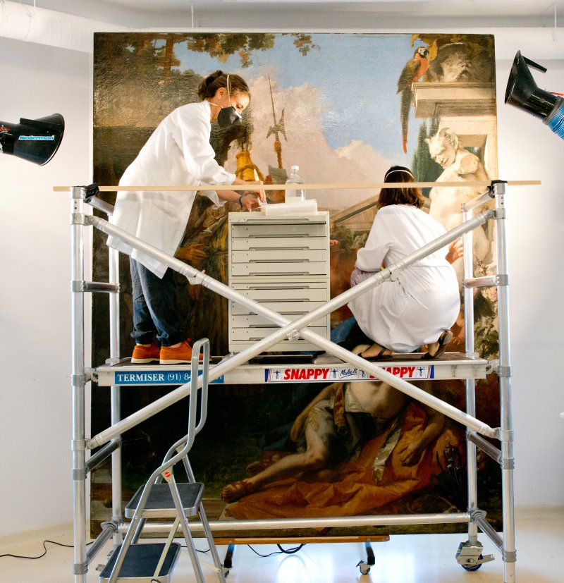 Proceso de trabajo de las restauradoras en la obra "La muerte de Jacinto" de Giambattista Tiepolo