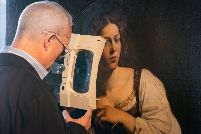 Proceso de limpieza de la obra de Caravaggio "Santa Catalina de Alejandría"