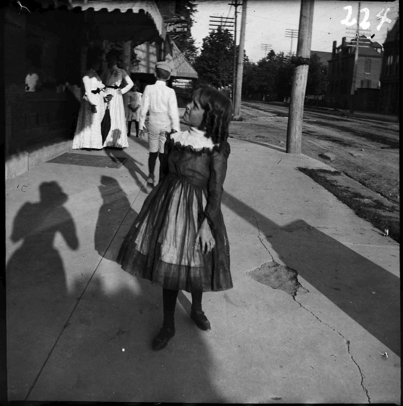 Gabriele Münter, Niña en una calle, San Luis, Misuri